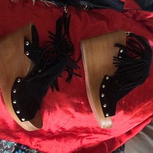Bongo black and gold fringe wooden studded wedges